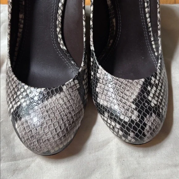 Tory Burch Astoria Leather Snakeskin Print Wedges Sz 8 - Picture 6 of 15